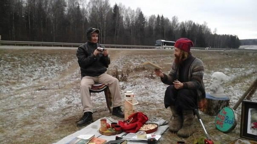 42-letni Jurij Aleksiejew mieszka w ziemiance pod Moskwą