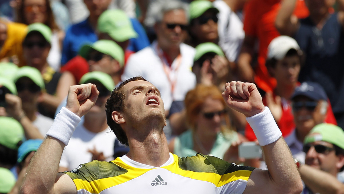 Szkot Andy Murray odniósł w niedzielę 26. zwycięstwo w karierze, triumfując w turnieju ATP Masters 1000 na twardych kortach w Miami. W finale brytyjski tenisista, rozstawiony z numerem drugim, pokonał nie bez trudu Hiszpana Davida Ferrera 2:6, 6:4, 7:6 (7-1) (fot. Reuters).