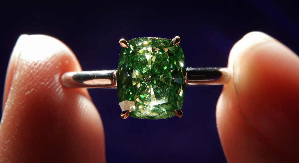 Diamentowy pierścionek w kształcie zielonego rombu