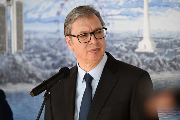 Vučić u Francuskoj učestvuje na međunarodnoj konferenciji o globalnoj politici: Sastao se sa Monbrijalom (VIDEO)