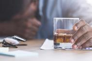 Alkoholik wzbudza odrazę, ale problem z przyznaniem się jest inny