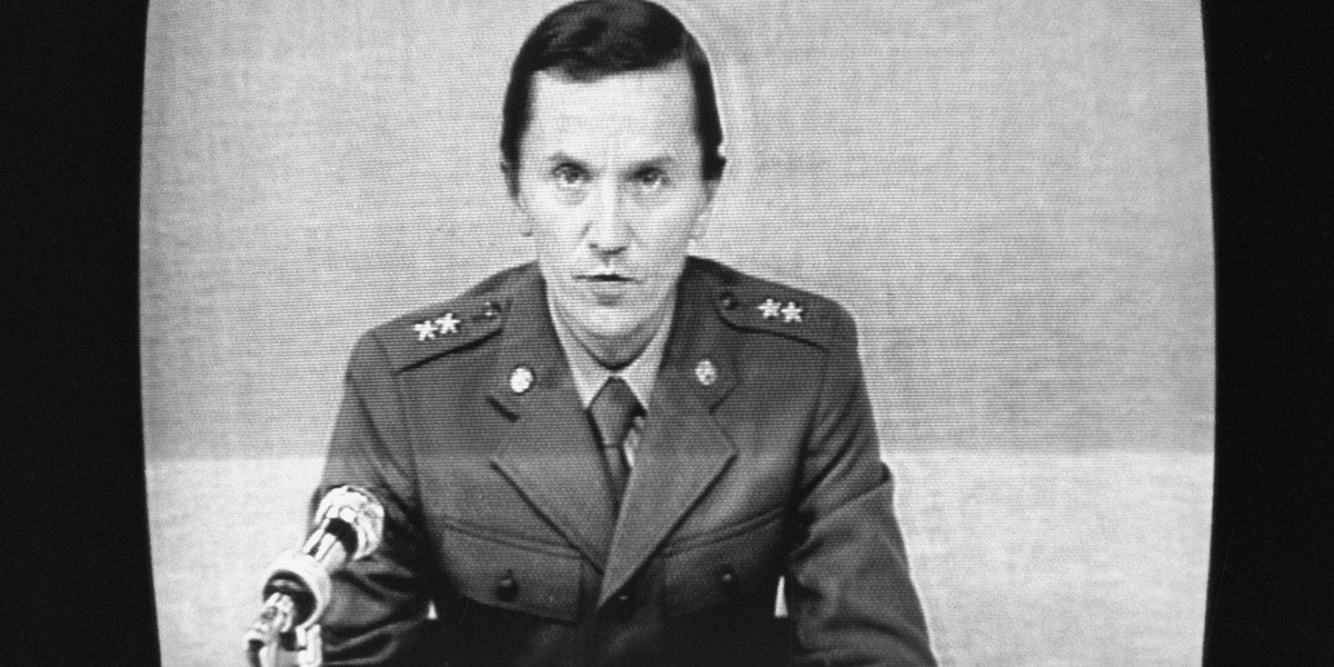 Marcin Willman – podczas stanu wojennego był jednym z prezenterów „Dziennika Telewizyjnego”, który prowadził wydania ubrany w wojskowy mundur.
