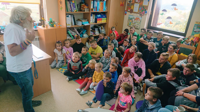 Aleksander Doba podczas prelekcji przygotowanej dla uczniów szkoły podstawowej