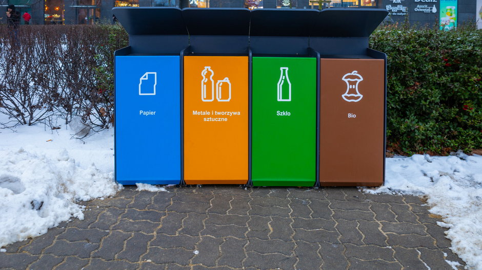 Pojemniki na śmieci (zdjęcie ilustracyjne).
