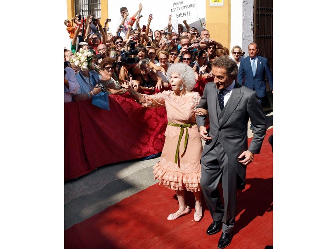 Goście wiwatują na cześć młodej pary