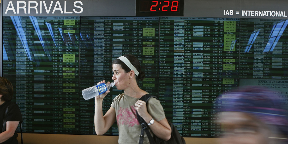 UOKiK stwierdził, że woda butelkowana w strefie wolnocłowej lotnisk w Polsce kosztuje średnio około 1 euro