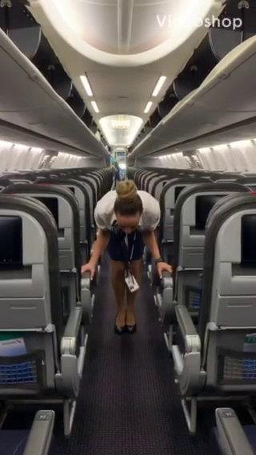 Niezwykły talent stewardesy. Robi to za pomocą nóg