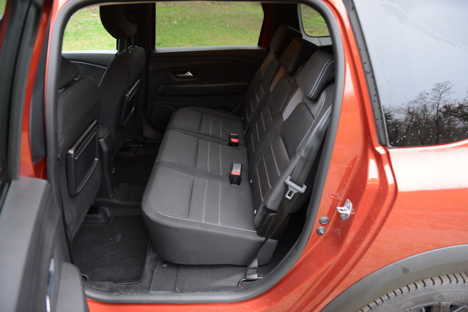 Dacia Jogger LPG osobom siedzącym na tylnej kanapie daje sporo przestrzeni i na nogi, i nad głową. Lepiej jednak, by na dłuższą trasę wybierać się z dwie osobami z tyłu.