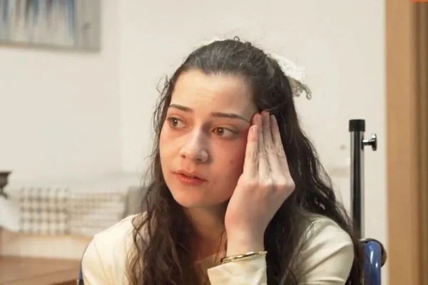 Na mrežama se pojavio POTRESAN SNIMAK, ljudi tvrde da je na njemu devojka koju su USMRTILI EUTANAZIJOM: Policija nasilno odvodi dete iz kuće, majka i baka PREKLINJU I MOLE