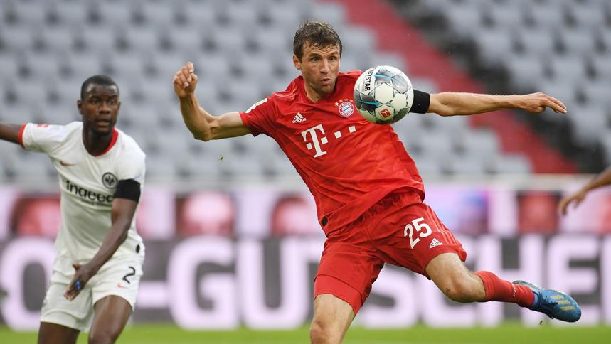 Liga niemiecka Bayern - Eintracht 5:2. Robert Lewandowski z golem