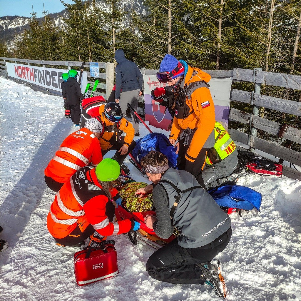 Lyžiar na svahu vrazil do štvorčlennej rodiny.