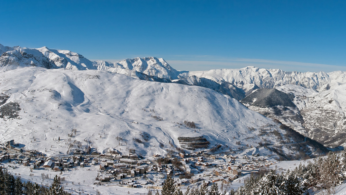 Trzech narciarzy z Włoch zginęło wczoraj pod lawiną, która zeszła w szwajcarskich Alpach, w kantonie Valais, przy granicy z Włochami - poinformowała lokalna policja.