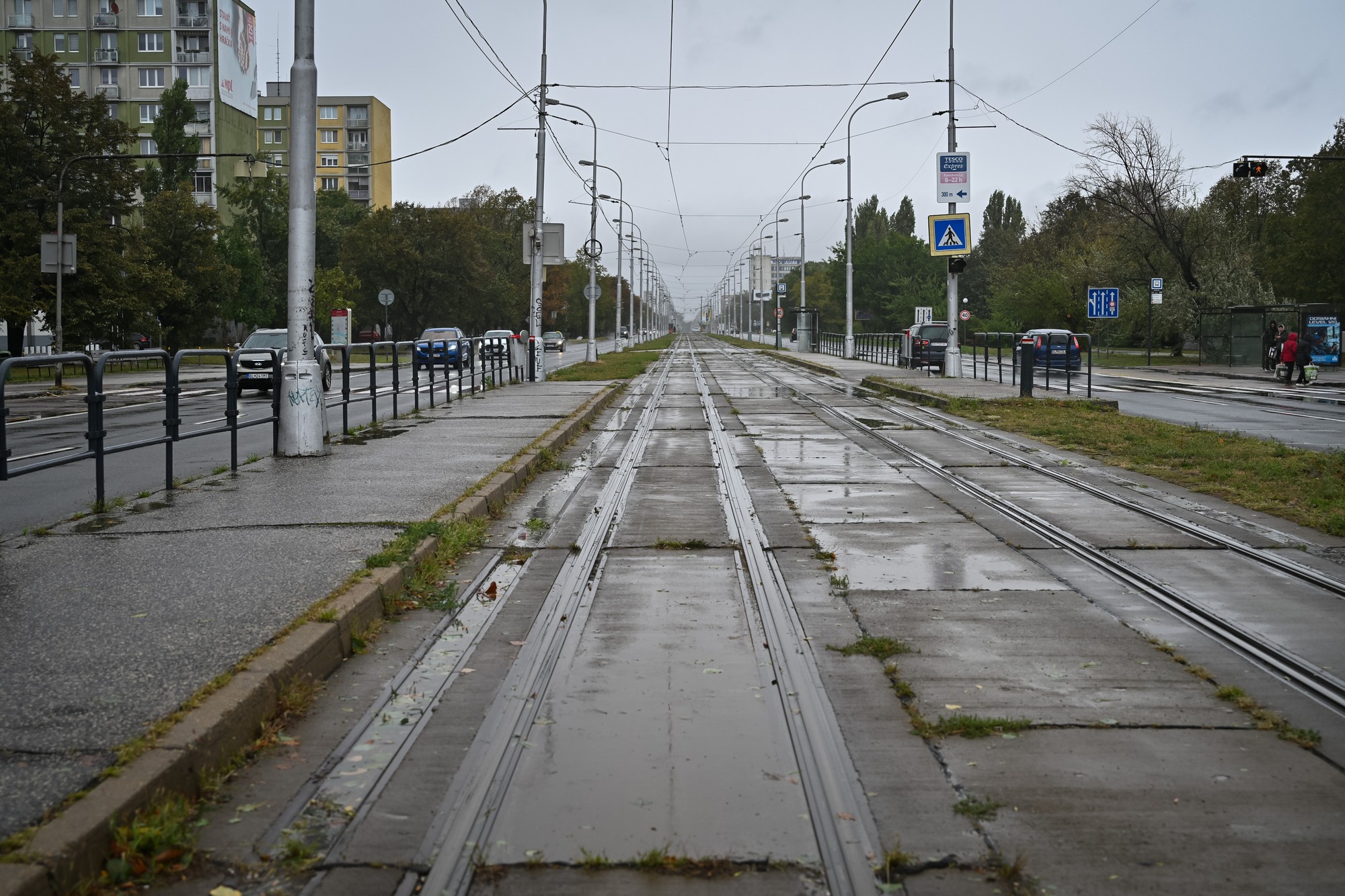 Prázdna električková trať na Ružinovskej ulici v Bratislave.