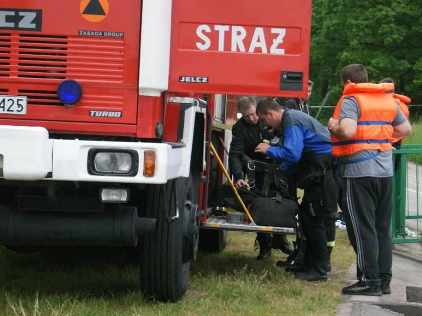 Koledzy uratowali 19-latka, który wjechał autem do zalewu