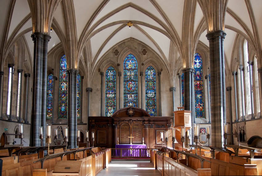 Deo crkve sagrađen 65 godina posle dela sa kružnom osnovom ima karakteristike gotskog stila na vrhuncu razvoja, uključujući i velike prozore