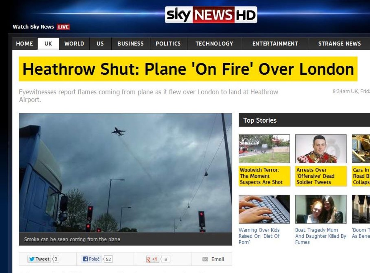 Dym wydobywa się z silników samolotu nad Londynem (fot. news.sky.com)