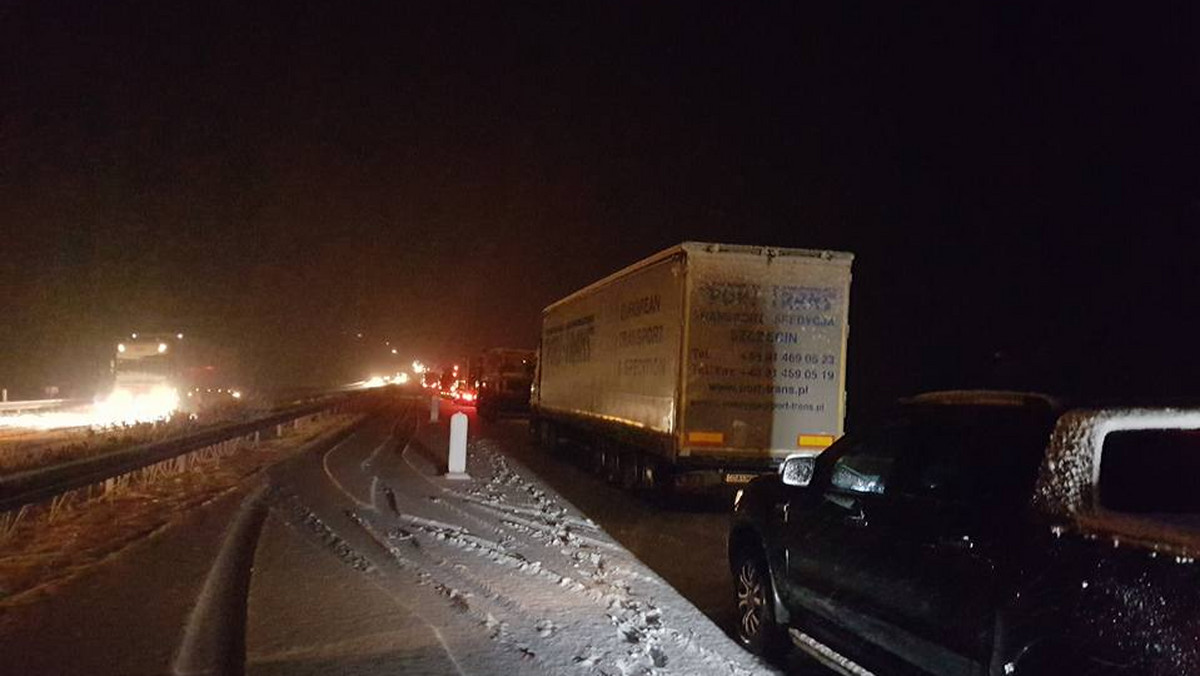 Nocne opady śniegu i śniegu z deszczem znacznie utrudniają ruch na drogach regionu. Jest ślisko i niebezpiecznie. Jak donoszą nasi czytelnicy droga A11 Szczecin-Berlina była zablokowana przez kilka godzin w obu kierunkach.