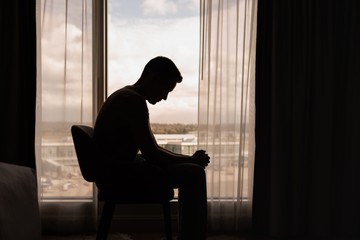 A nő babáknak való plüssöket vásárol 40 éves férjének, mivel elkezdte rágni elalvásnál azokat