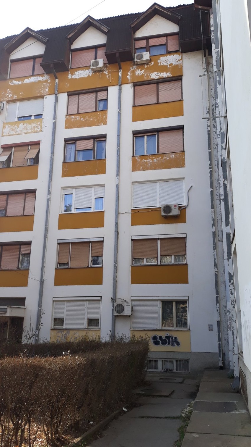 Devojka pala sa 10 metara visine na beton