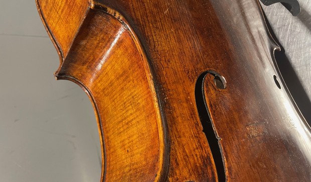 Otkrivena dva stara violončela