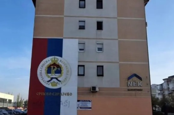 Uhvaćen muškarac koji je napisao "genocidaši" na trobojci u Istočnom Sarajevu, evo o kome se radi