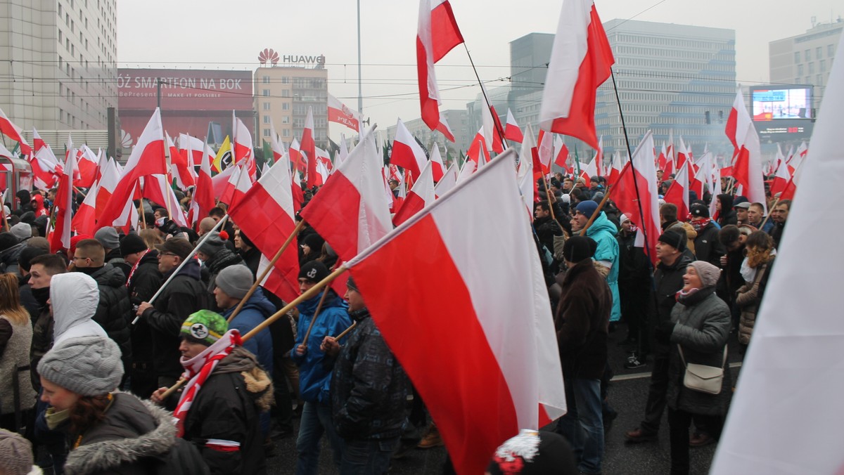 Trzy duże marsze i dziewięć mniejszych zgromadzeń planowane jest w tym roku w Święto Niepodległości w Warszawie. Manifestację szykują m.in. narodowcy, Koalicja Antyfaszystowska czy Komitet Obrony Demokracji. Będzie też Bieg Niepodległości, uroczystości państwowe i parada motocyklowa. To wszystko spowoduje spore zmiany w ruchu i kursowaniu komunikacji miejskiej.