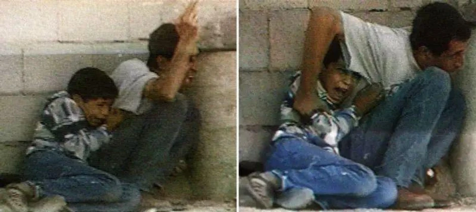 Na skrinšotovima sa televizijskog snimka TV Francuske 2 izraelsko-palestinskih sukoba u Pojasu Gaze 30. septembra 2000. vide se Džamal Al Dura i njegov sin Muhamed kako se kriju iza bureta tokom unakrsne izraelsko-palestinske vatre, nekoliko trenutaka pre nego što je 12-godišnjak pogođen i ubijen | Foto: France 2 / Getty Images