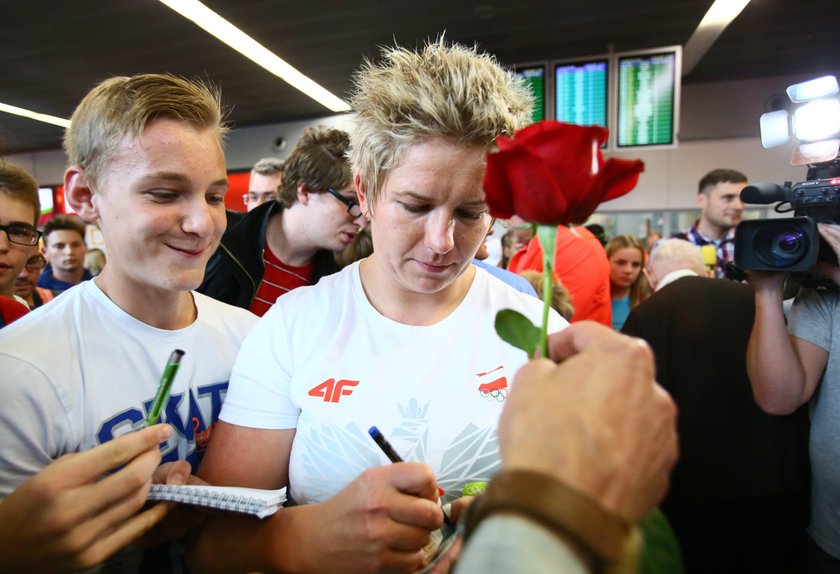 Rio 2016: Anita Włodarczyk powitana na Okęciu! Kibice dopisali