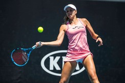 Linette pożegnała się z Madrytem. Zwycięstwo Świątek w deblu