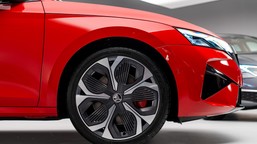 nowa skoda trzęsie rynkiem. ma silnik 1.5 i pali 4,5 l na 100 km. cena hitem