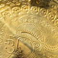 Złoty krążek ze swastyką najstarszym ogniwem łączącym nas z Odynem z Walhalli 