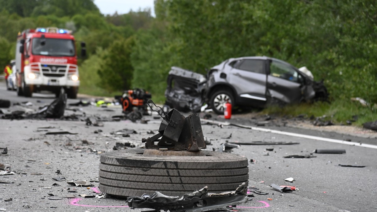 Súlyos baleset az M2-esen: személyautó és kamion rohant egymásba – Sokkoló fotók a helyszínről