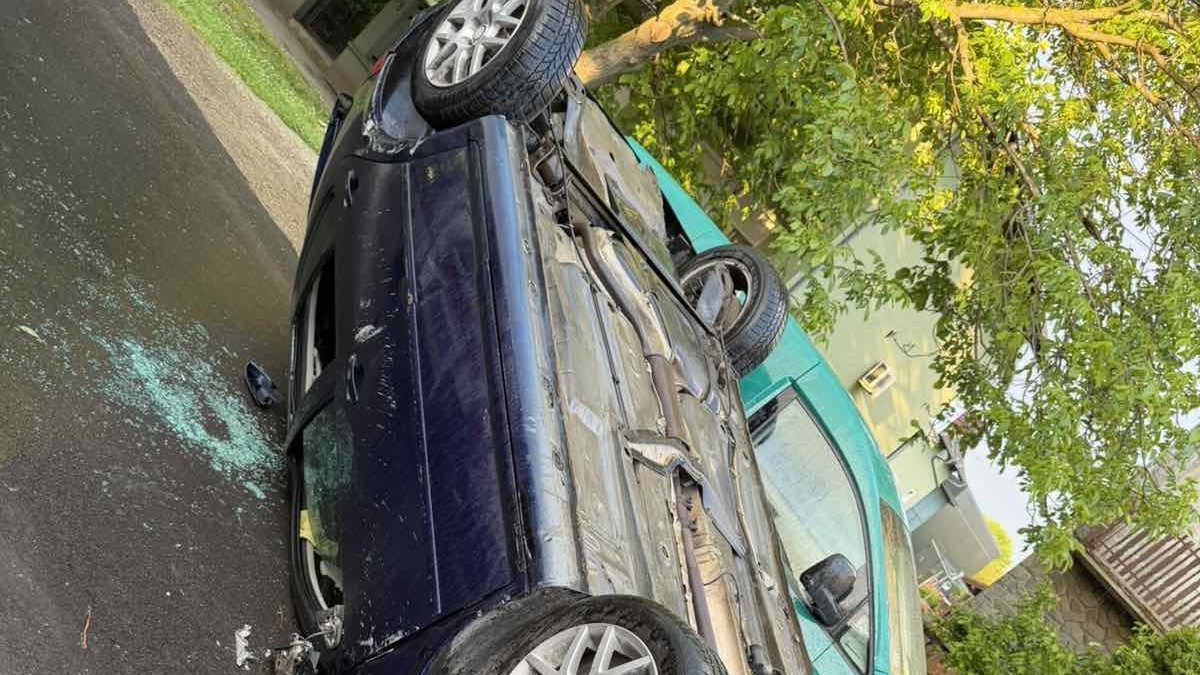 (FOTO) TINEJDŽER SE ISPREVRTAO U AUTOMOBILU! Jeziva nesreća u Kaću: Završio na krovu, hitno prevezen u bolnicu