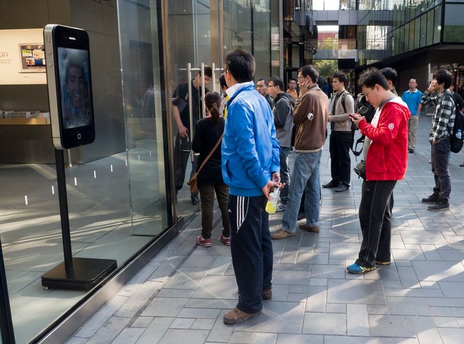 Fani gromadzą się przed chińskim sklepem koncernu