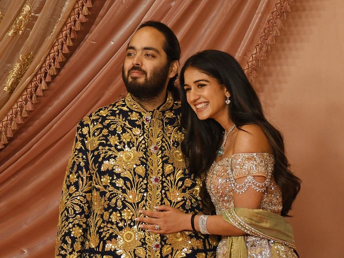 Anant Ambani sa suprugom