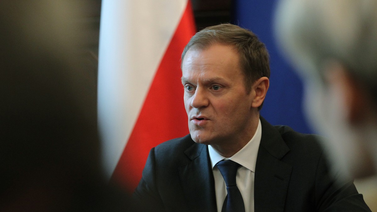 Premier Donald Tusk wylądował już na lotnisku w Katowicach-Pyrzowicach i jedzie w kierunku miejscowości Starzyny i Sprowa, gdzie doszło do zderzenia się dwóch pociągów. Na miejscu jest już szef MSW Jacek Cichocki. Wcześniej informowano, że w okolice katastrofy udaje się też minister zdrowia Bartosz Arłukowicz.