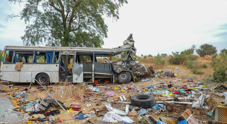 Sénégal - au moins 42 morts et une centaine de blessés dans un accident survenu à Sikilo (Rég. de Kaffrine) début janvier. Deux bus de transports de personnes sont entrés en collision suite à l'éclatement d'un pneu d'un des véhicules.