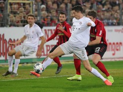 Liga niemiecka: Lewandowski z 19. golem. Bayern wymęczył trzy punkty [WIDEO]