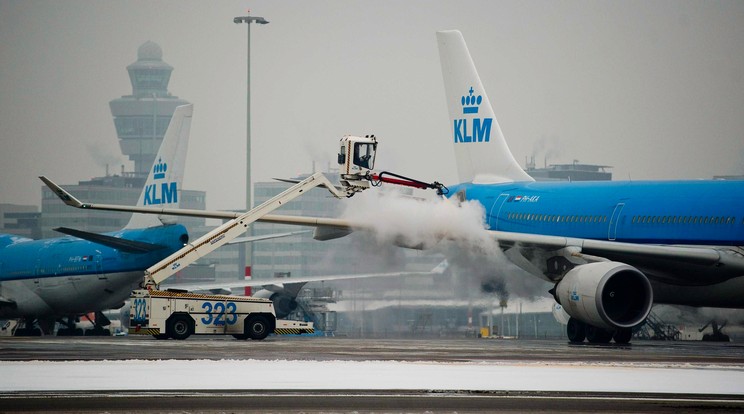 A KLM holland légitársaság egyik személyszállító repülőgépe / Fotó: MTI/EPA/Robin van Lonkhuijsen