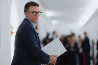 Smerf Fanatyk udaje obrażonego na politykę. Prawda jest inna