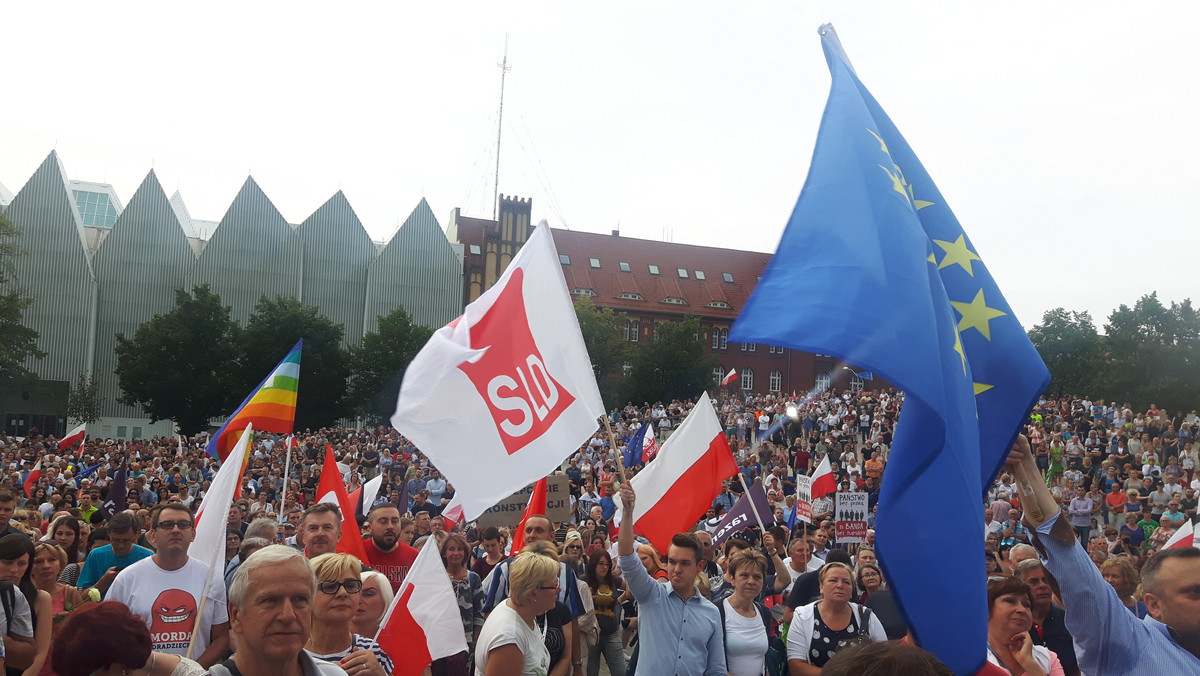 Protest na pl. Solidarności w Szczecinie przeciw zmianom w SN