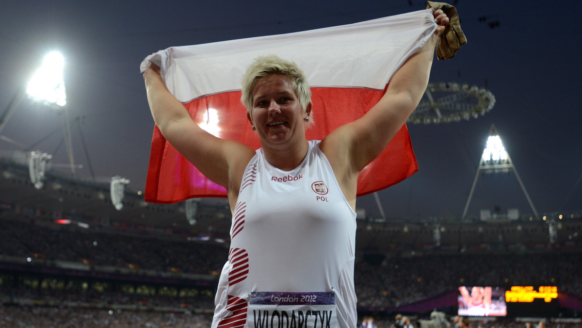 Anita Włodarczyk wywalczyła srebrny medal w rzucie młotem podczas igrzysk olimpijskich w Londynie. Tym samym został wyrównany wynik z Pekinu, gdzie Biało-Czerwoni sięgnęli po 10 krążków. Polska faworytka do medalu po rzucie na odległość 76,02 m na półmetku rywalizacji zajmowała czwarte miejsce, ale doskonała próba na 77,60 m dała jej tytuł wicemistrzyni olimpijskiej. Złoty medal zdobyła Tatiana Łysenko (78,18 m - rekord olimpijski). W finale doszło do wielkiego skandalu. W swojej piątej próbie Betty Heidler rzuciła młot w okolice 77-78 m, ale zmierzono jej niewiele ponad 72 m. Długie protesty pierwotnie na niewiele się zdały, ale po konkursie awansowano Niemkę na trzecie miejsce. Do czołowej ósemki nie dostała się Joanna Fiodorow (72,37 m).