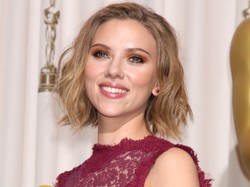 Starszy kolega poucza Scarlett Johansson