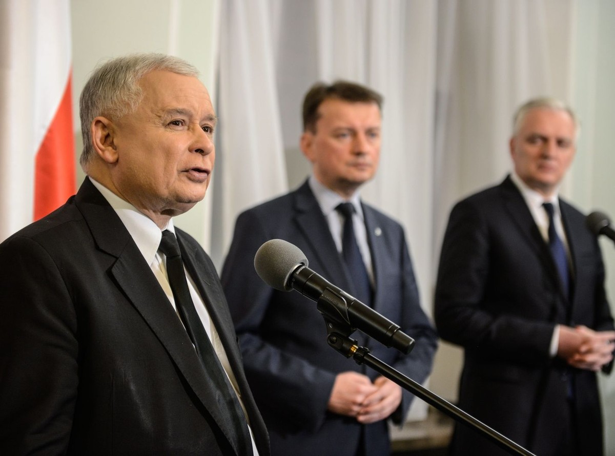 Prezes PiS Jarosław Kaczyński, szef klubu PiS Mariusz Błaszczak i prezes Polski Razem Jarosław Gowin podczas konferencji po spotkaniu dotyczącym sytuacji powstałej po wyborach samorządowych i problemów w ogłaszaniu ich wyników