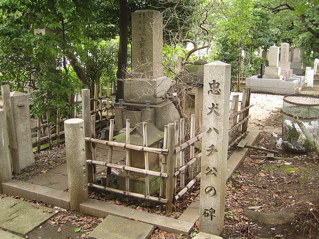 Grób Hachiko na cmentarzu w Tokio. Fot: Wikimedia Commons.