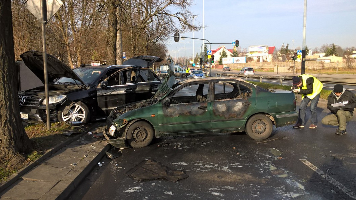 Dziś, krótko przed godziną 7 rano przy ulicy Łagiewnickiej doszło do wypadku, w którym uczestniczyły trzy samochody. Chwilę później doszło do bijatyki między kilkoma zamaskowanymi mężczyznami. W efekcie jedno z aut spłonęło a dwaj mężczyźni, z poparzeniami, trafili do szpitala.