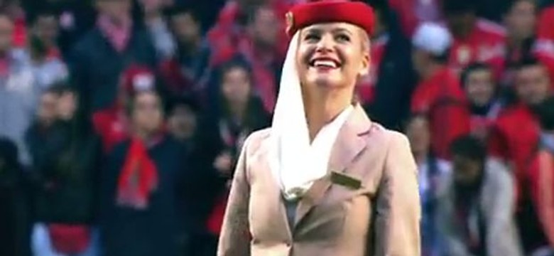 Stewardessy na stadionie skradły piłkarskie show [WIDEO]