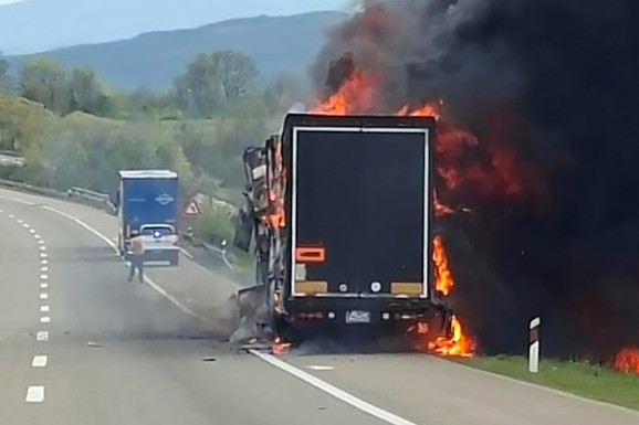 (FOTO) DRAMA NA AUTO PUTU KOD ALEKSINCA Vatrena stihija progutala kamion: Gust crni dim kulja na sve strane