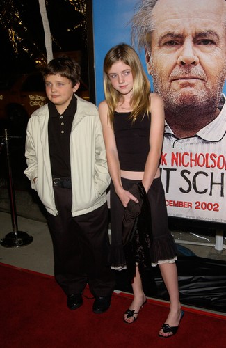 Lorraine Nicholson z bratem Raymondem na premierze filmu 'Schmidt' w 2002 roku