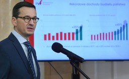 Morawiecki: Drobni przedsiębiorcy, którzy zarobią do połowy minimalnego wynagrodzenia, przez pół roku bez ZUS